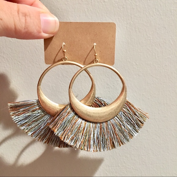 Wildflowers Jewelry - Statement earrings in brushed gold with tassels